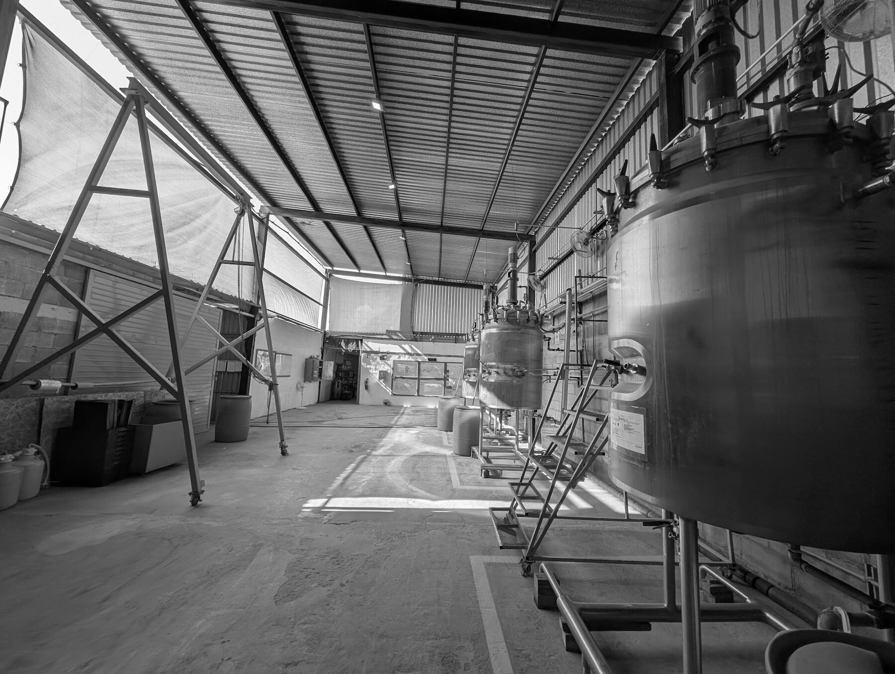 Nave de reactores de acero inoxidable en la planta de biomanufactura de Granatum.